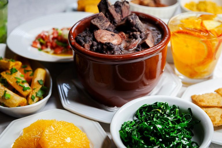 Santo Colomba recebe Linda Sena para pocket show intimista com feijoada especial